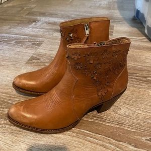 NEW w/ TAGS Shyanne Floral Ankle Boots Size 10B